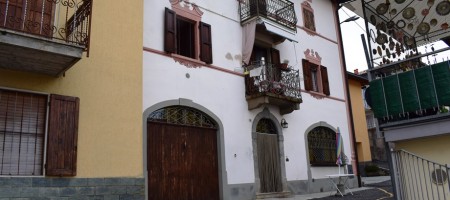 Costa Serina, in borgo storico, ottima porzione di casa ben ristrutturata con corte