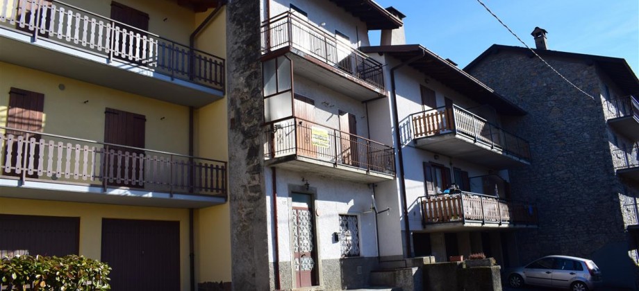 Costa Serina grazioso bilocale con terrazzo e balconi