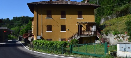 Serina, contrada Rosolo, trilocale indipendente ristrutturato con balcone, arredo e posto auto