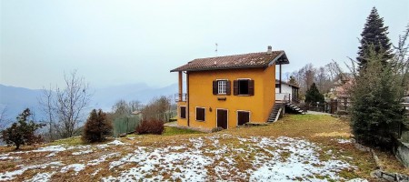 Zogno quota mt.1000 adorabile panoramicissima villa singola immersa in 800 mq. di giardino privato