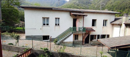 Sant’Omobono Terme vendesi ampia porzione di casa con cortile e giardino