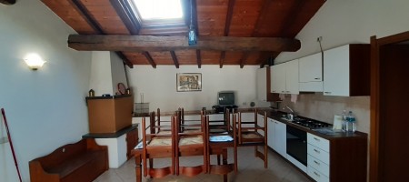Sant’Omobono Terme in casa storica trilocale con camino e arredo