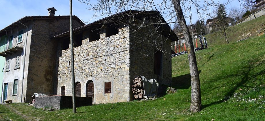 Costa Serina per amanti montagna, sole, rustico in pietra con giardino con possibilità di cambio in uso abitazione