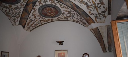 Serina, in casa in pietra, ottimo appartamento ristrutturato, arredato con storici dipinti