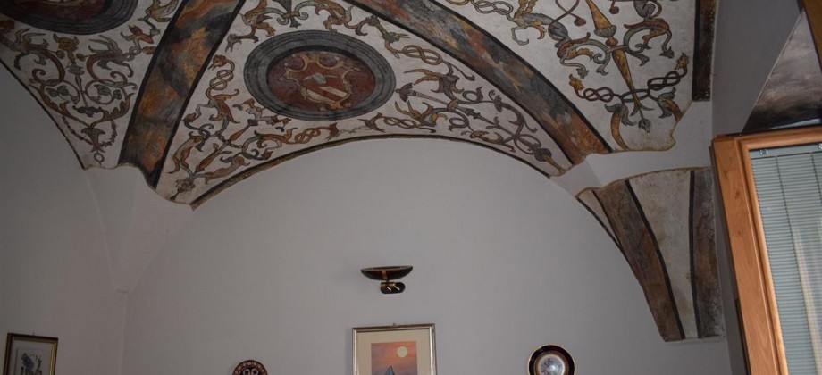 Serina, in casa in pietra, ottimo appartamento ristrutturato, arredato con storici dipinti