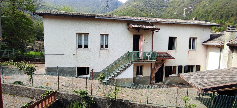 Sant’Omobono Terme vendesi ampia porzione di casa con cortile e giardino
