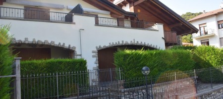 Serina-Lepreno, in tipico villino, grazioso trilocale con godibilissime terrazze, giardino privato e box auto